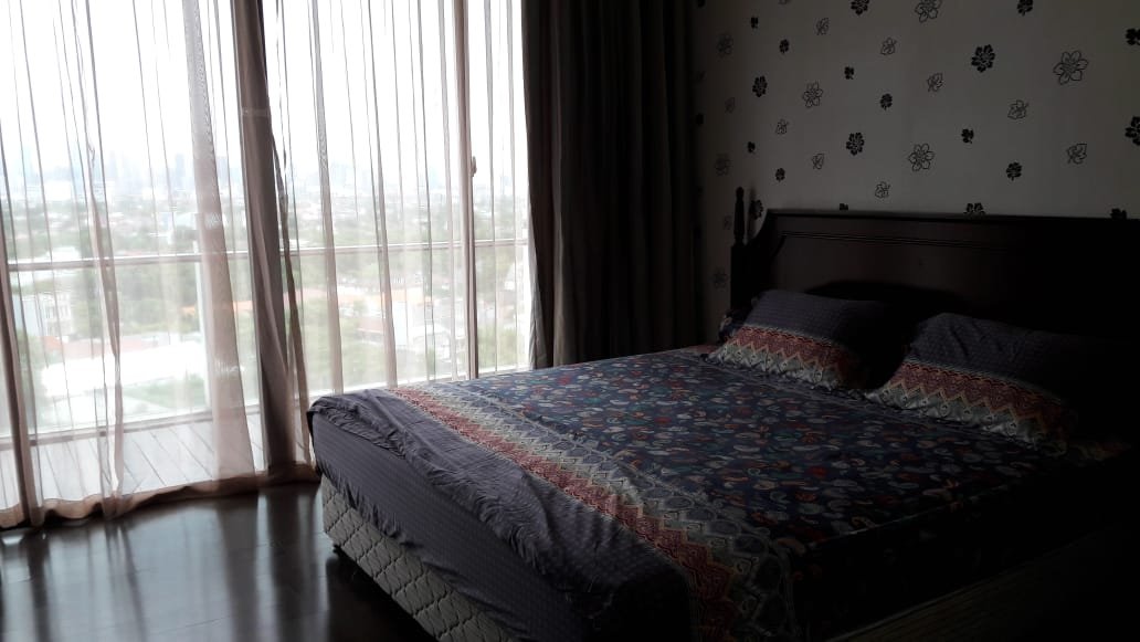 Unit Paling Murah, Layout Paling Favorite, the Best View (L Shape Balcony), Fully Furnished, 3BR+1 , 3bath + 1 Powder Room, Walking Closet in Master Bedroom, Private Lift, Semi gross 342sqm  di Nirvana Kemang