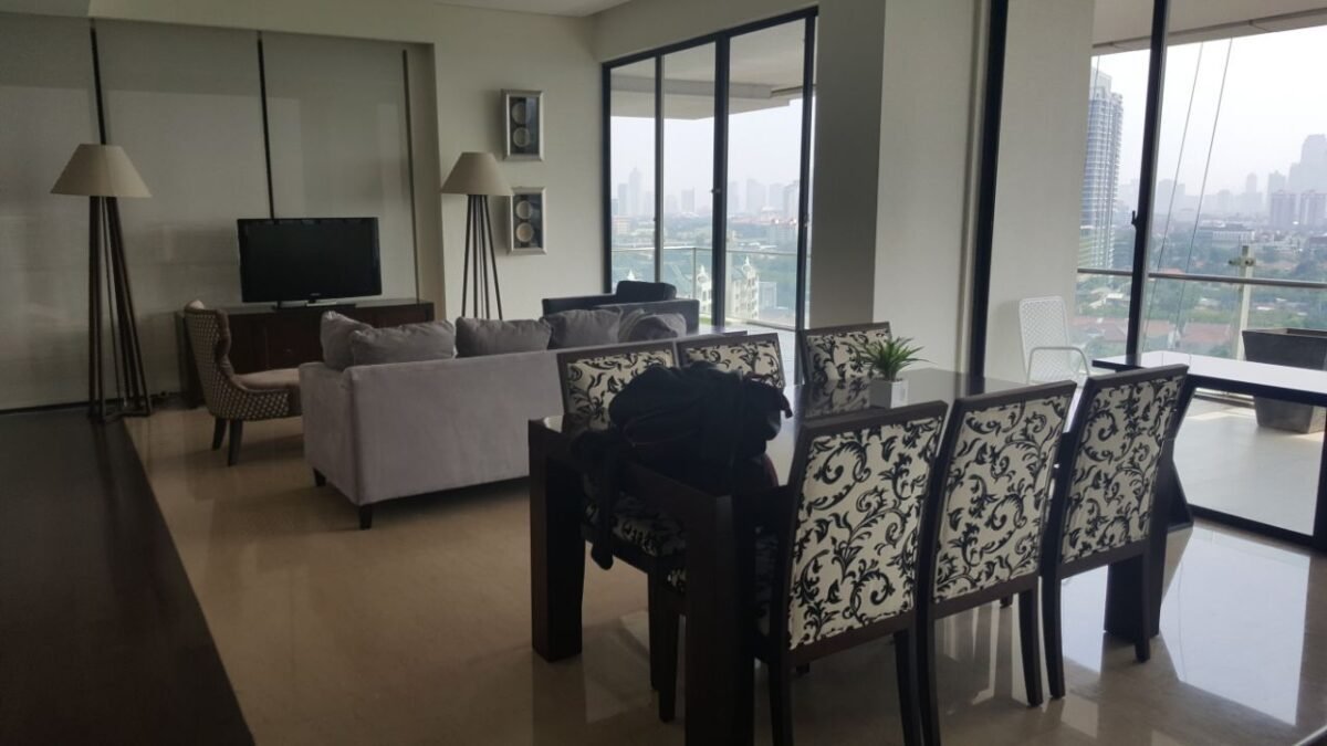 Unit Paling Murah, Layout Paling Favorite, the Best View (L Shape Balcony), Fully Furnished, 3BR+1 , 3bath + 1 Powder Room, Walking Closet in Master Bedroom, Private Lift, Semi gross 342sqm  di Nirvana Kemang